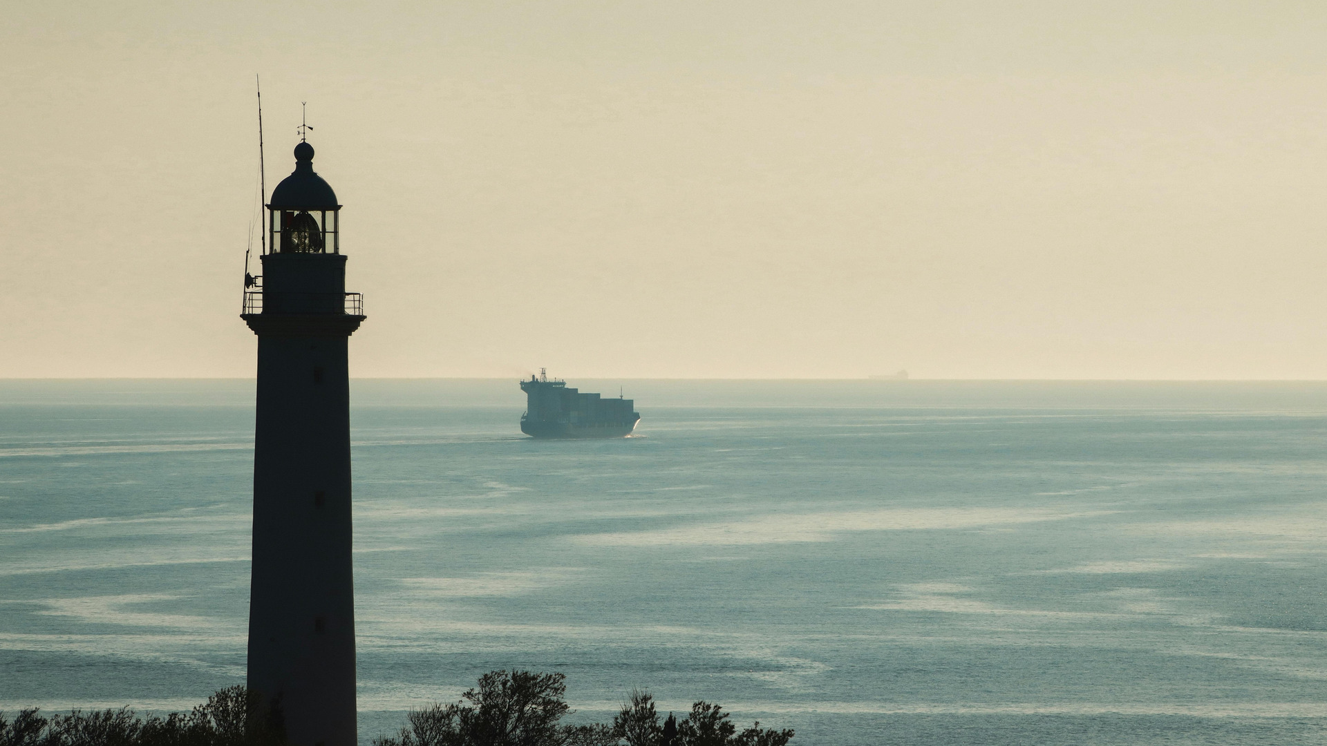 Et billede der i baggrunden viser et stort skib ude på havet. I forgrunden er der en silhouette af et fyrtårn. Billedet symboliserer det valg skibet skal træffe når det ser informationer på afstand. Altså, decision science.