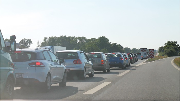Cars waiting in que