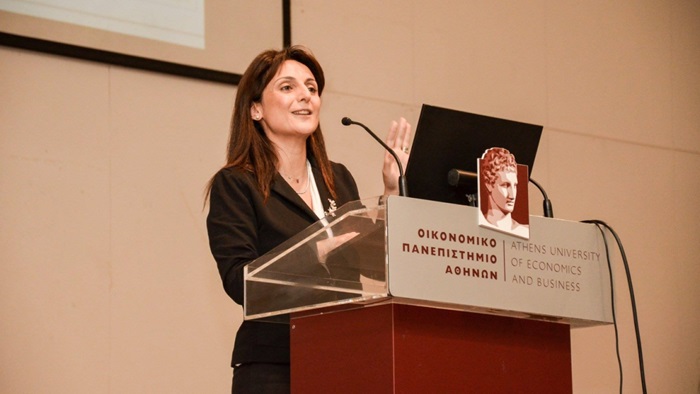 Phoebe Kondouri ved talerstol