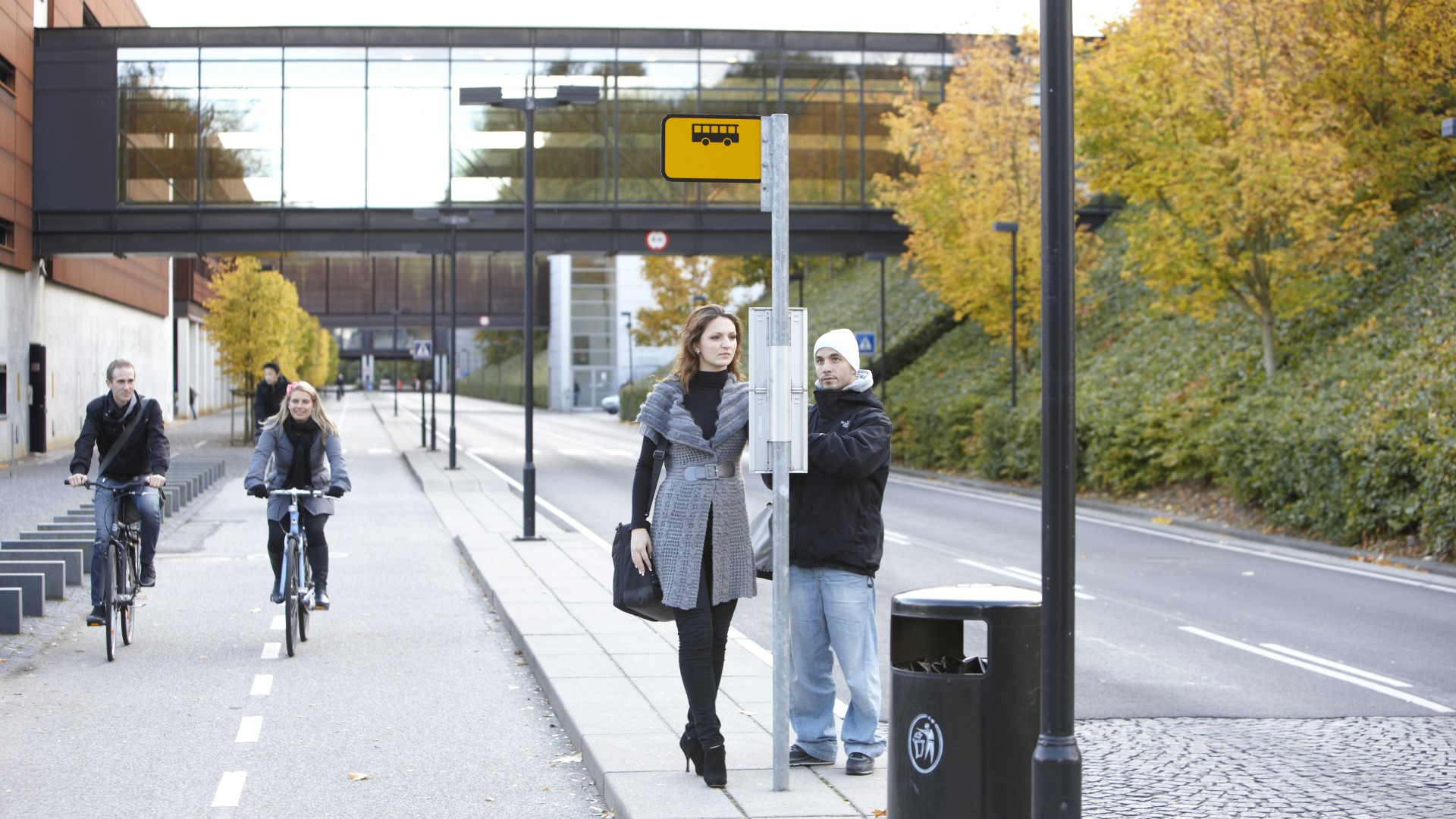 Mennseker ved busstoppested og på cykel ©Colourbox.dk Mennseker ved busstoppested og på cykel