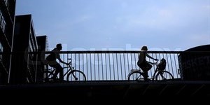 Cyklister på bro